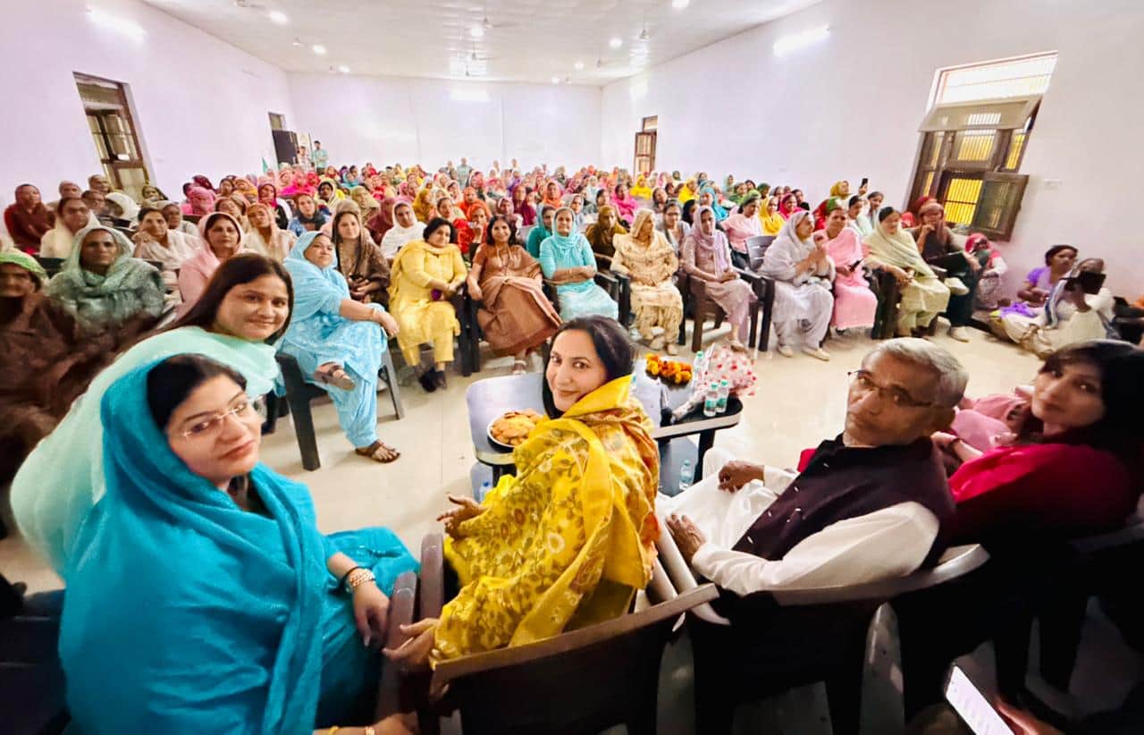  सुनैना चौटाला महिलाओं के सम्मेलन में मंच पर उपस्थित ।