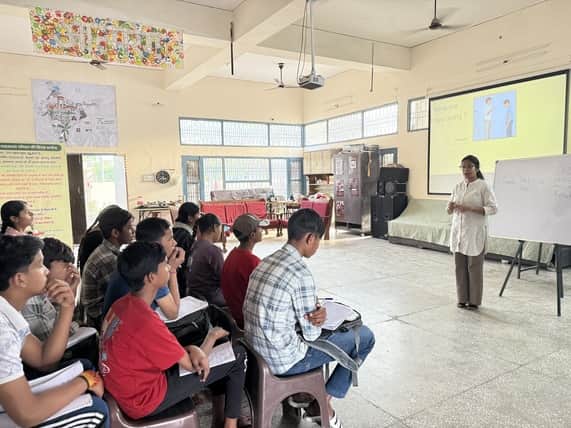 स्प्रेड स्माइल फाउंडेशन की ओर से आयाजित वर्कशॉप में ट्रेनिंग लेते बच्चे। स्रोत : फाउंडेशन