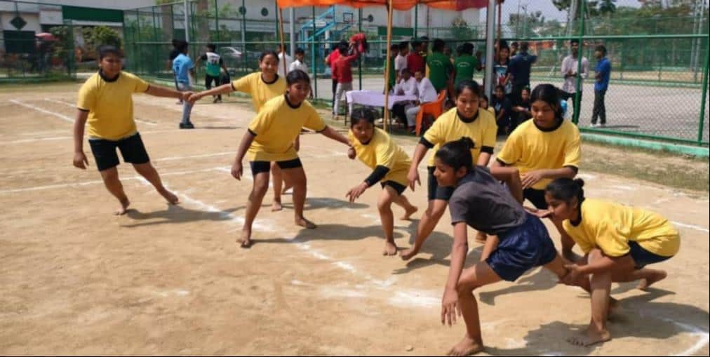  स्पोर्ट्स स्टेडियम में कबड्डी खेलती खिलाड़ी।