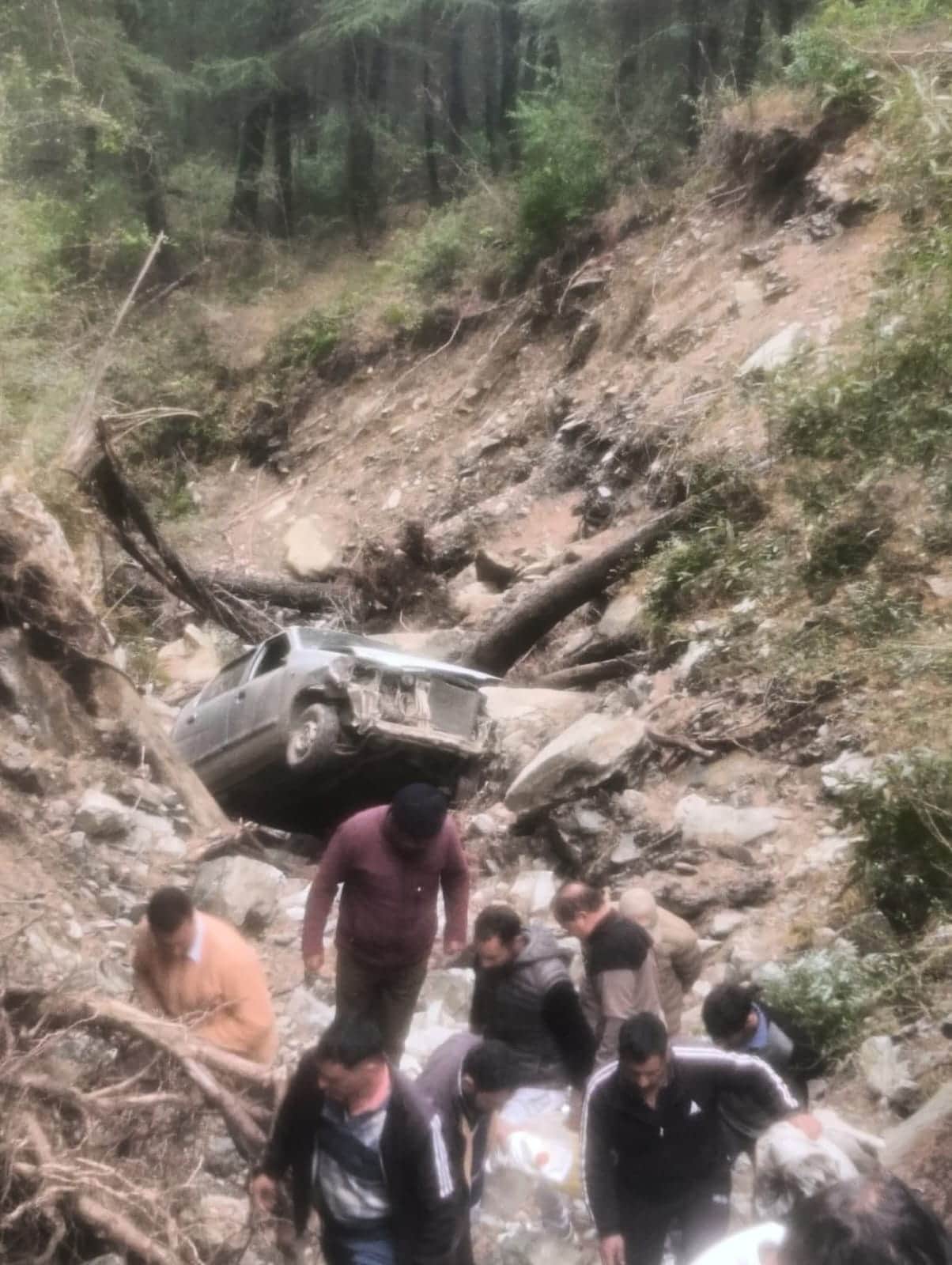 सराज घाटी के बगस्याड के समीप हादसा होने पर नाले में क्षतिग्रस्त कार। स्रोत जागरूक पाठक