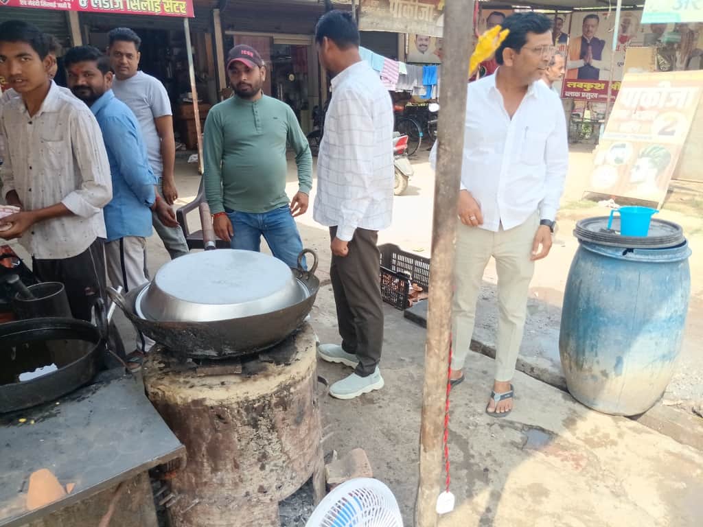 सिराथू कस्बा स्थित दुकान पर भट्टी पर खाने पीने की सामग्री बनाता दुकानदार। संवाद