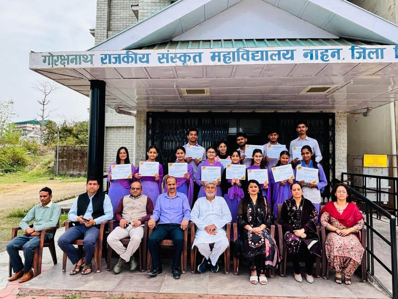 संस्कृत कॉलेज नाहन में एक माह का प्रशिक्षण शिविर पूरा करने के बाद शिक्षकों के साथ विद्यार्थी। स