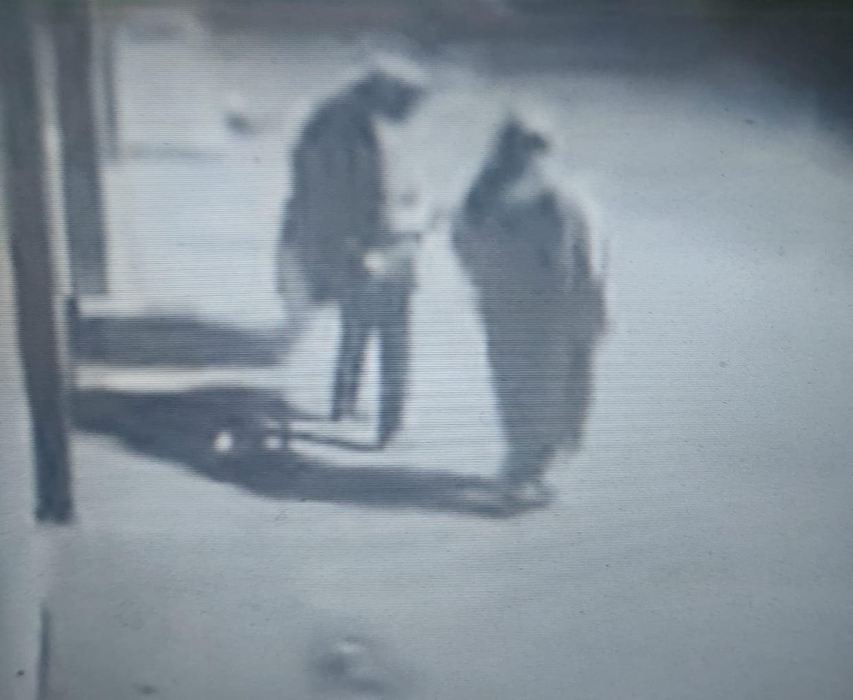 Three youths caught on CCTV, 5 lakh rupees stolen from shop after breaking the lock