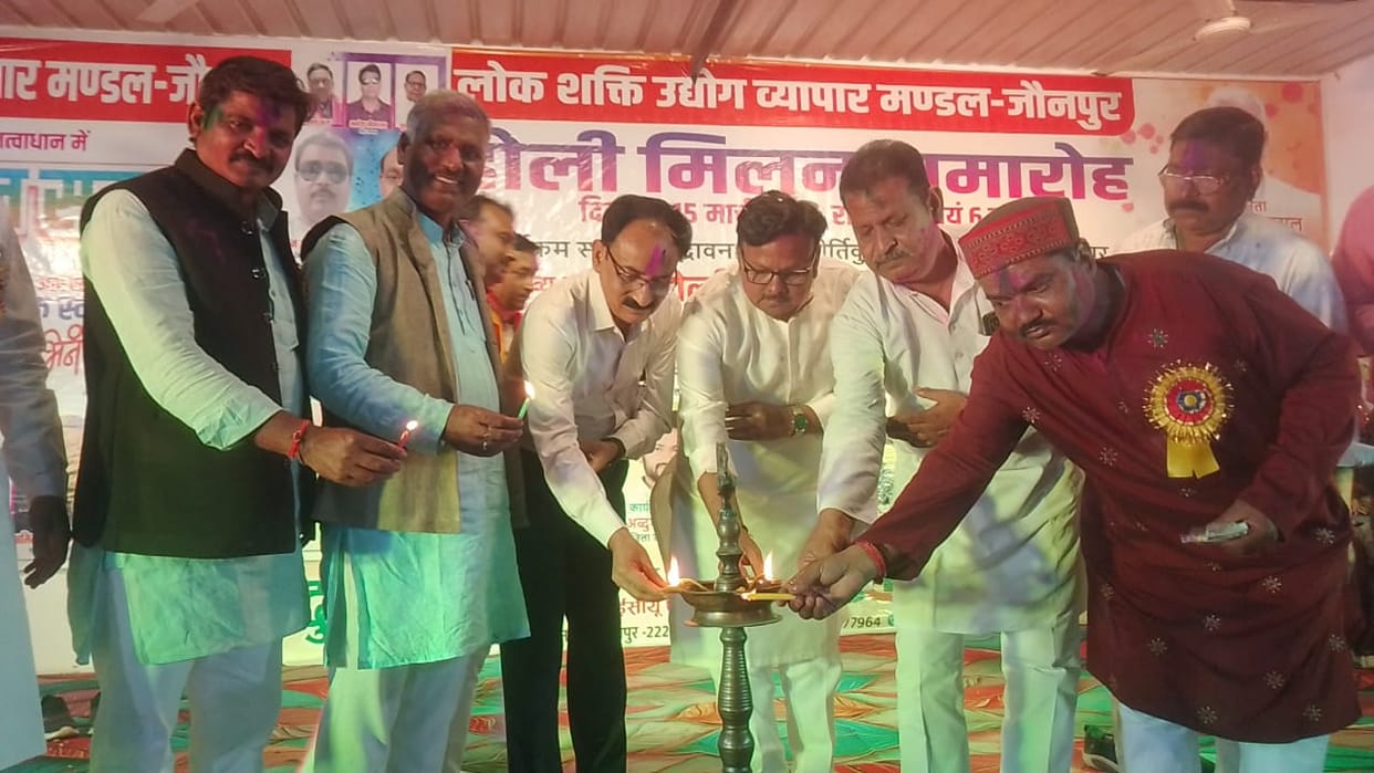 Traders celebrated Holi with Abir-Gulal.