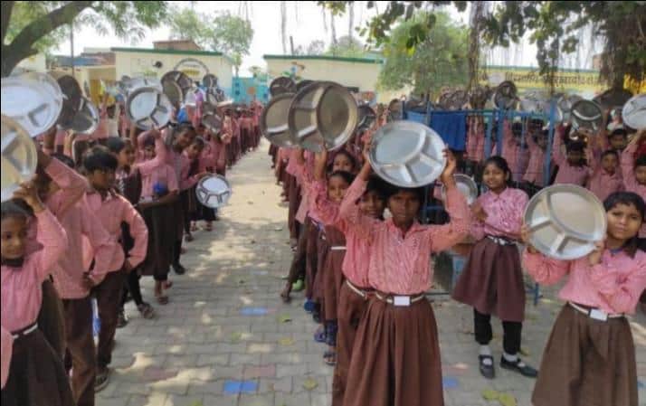 संशोधित-प्राथमिक विद्यालय जफराबाद में थाली लेकर विरोध जताते विद्यार्थी। सोशल मीडिया