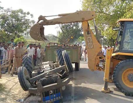 संदना इलाके में हादसे के बाद पलटी पड़ी ट्रैक्टर-ट्रॉली को उठाती जेसीबी।