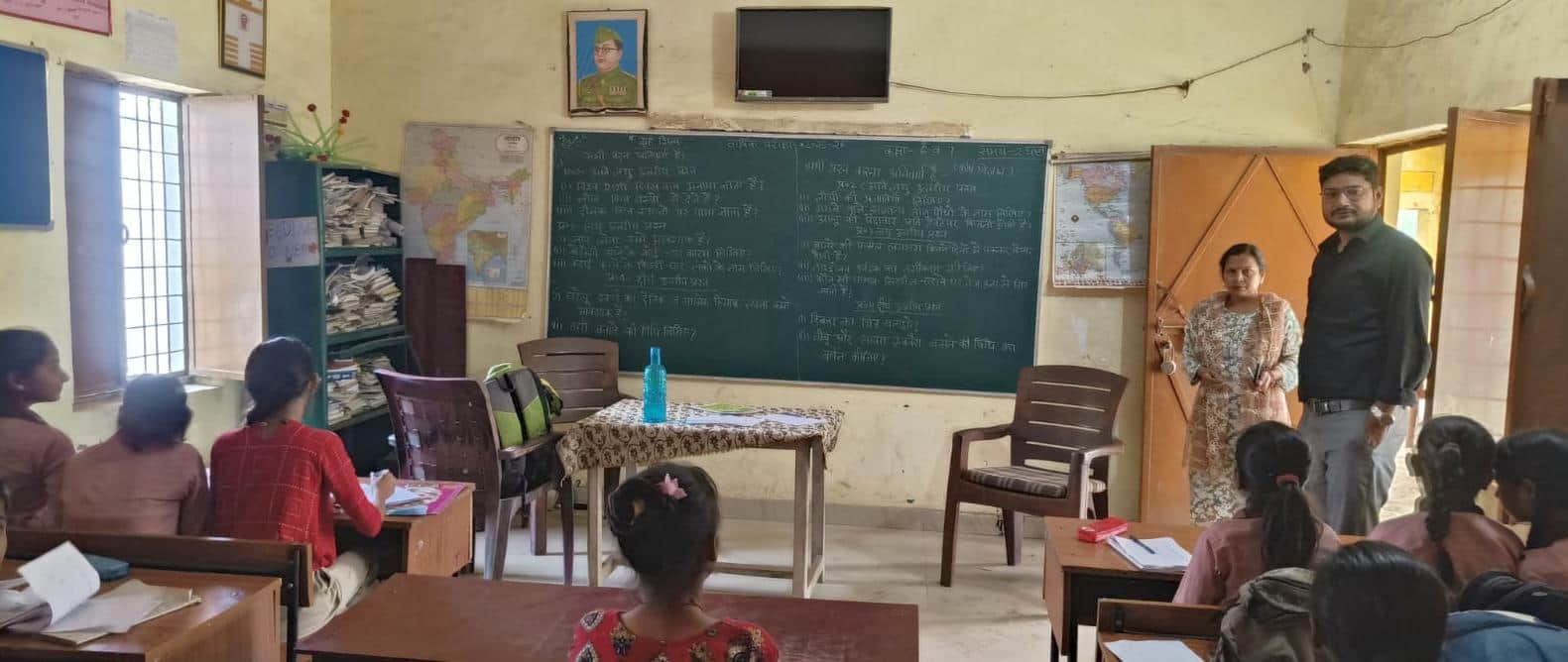 संदना क्षेत्र के जूनियर विद्यालय महसूई में ब्लैक बोर्ड पर लिखे सवाल।