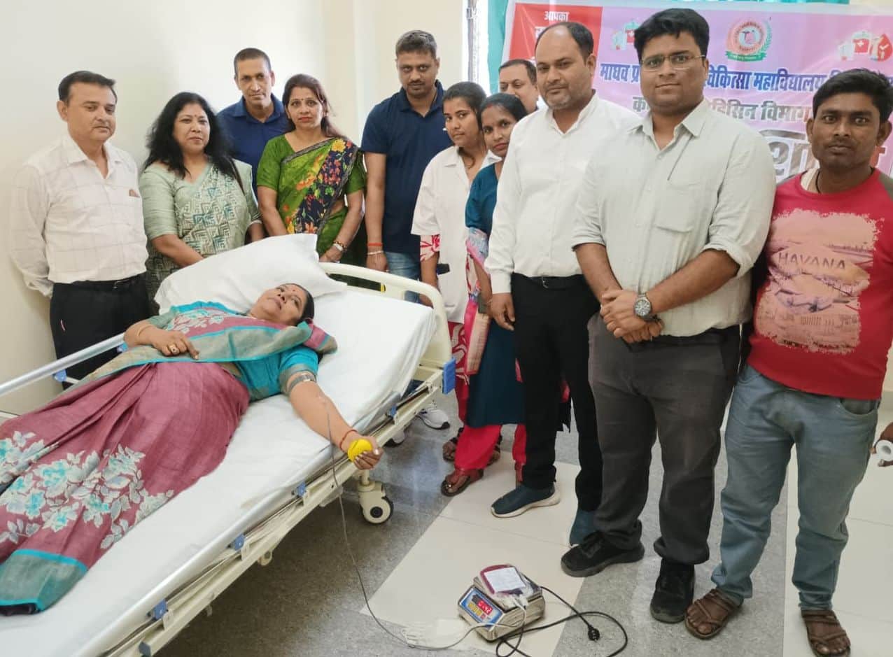 सिद्धार्थ विश्वविद्यालय परिसर में आयोजित शिविर में रक्तदान करती कुलपति प्रो. कविता शाह। स्रोत व