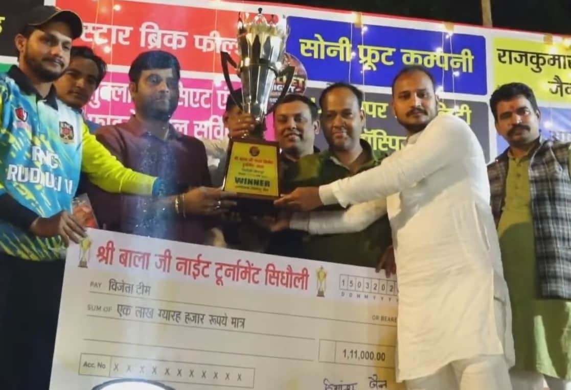 सिधौली में ट्रॉफी के साथ विजेता टीम के खिलाड़ी।