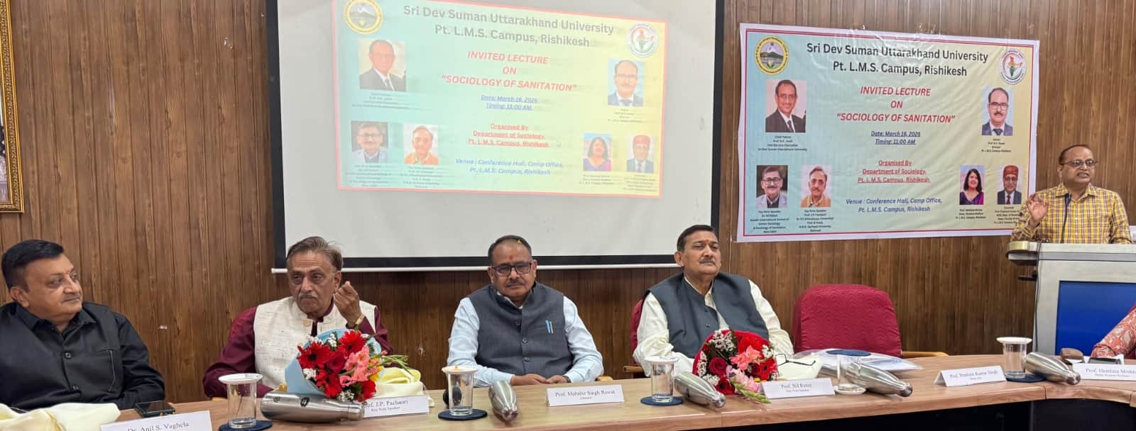 स्वच्छता का समाजशास्त्र विषय पर विचार व्यक्त करते वक्ता। स्रोत जागरूक पाठक।