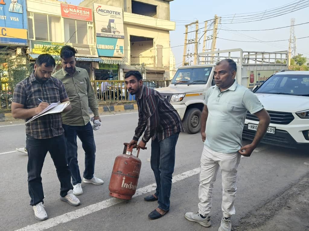 शाहाबाद। दुकानों से घरेलू सिलिंडरों को जब्त करते फूड एंड सप्लाई की टीम। संवाद 