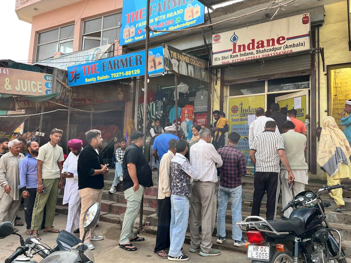 शहजादपुर में गैस एजेंसी के बाद लगी उपभोक्ताओं की लाइन। संवाद