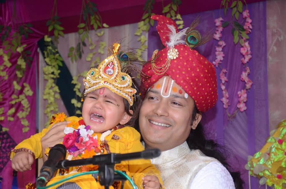 शहर के शिवानगर में चल रही श्रीमद् भागवत कथा के दौरान कथा में श्रीकृष्ण जन्म की कथा सुनाते हुए 