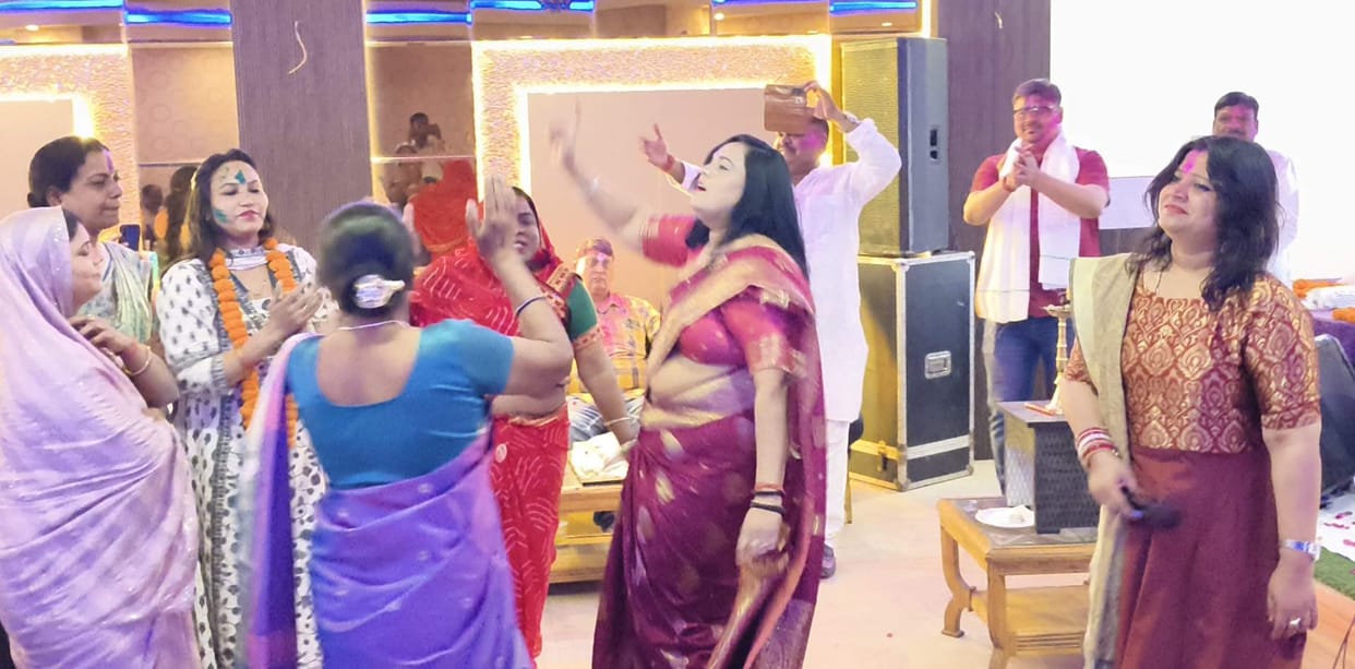 Doctors threw abir-gulal and extended good wishes at the Holi Milan function.