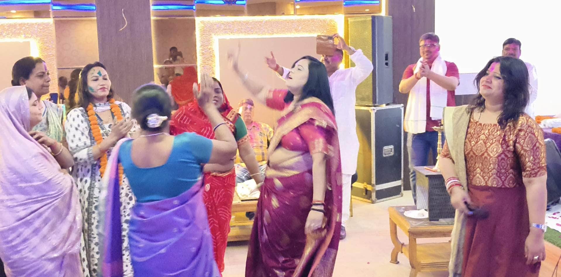 शहरनामा की फोटो--------पीडीडीयू नगर में नीमा के होली मिलन समारोह में नृत्य प्रस्तुत करतीं महिला