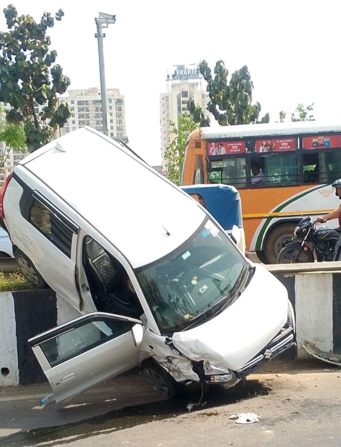 Three vehicles collided on Shaheed Path, car overturned