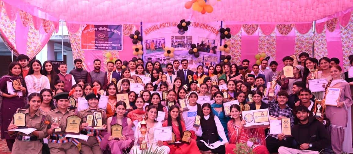 शिलाई कॉलेज में आयोजित कार्यक्रम में सम्मानित किए गए होनहार मुख्यातिथि के साथ। स्रोत: कॉलेज