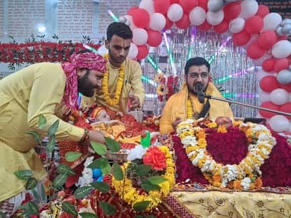 श्री हनुमान मंदिर में चल रही श्रीमद्भागवत कथा में प्रवचन करते कथा व्यास। संवाद