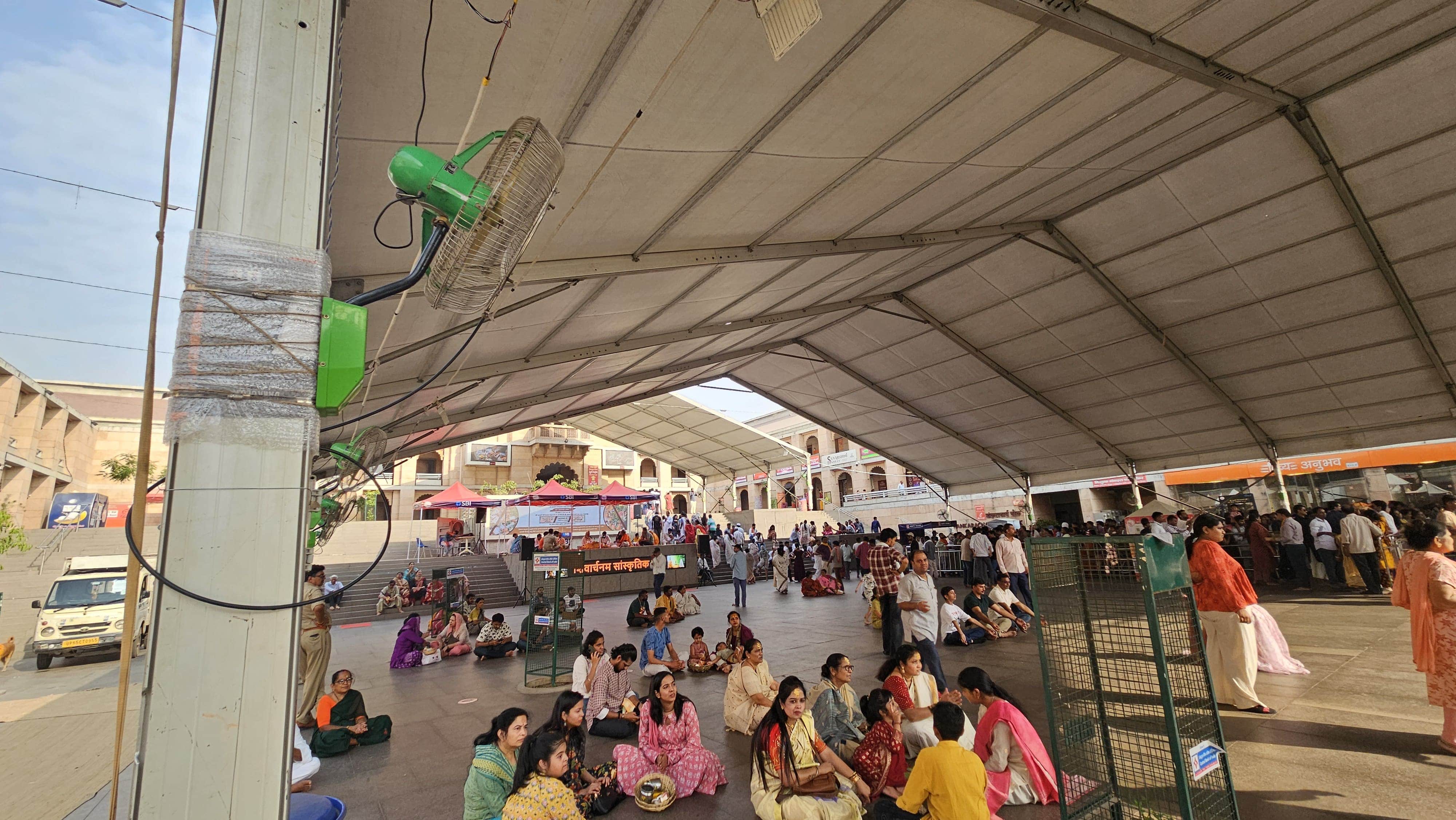 श्रीकाशी विश्वनाथ धाम में बाबा का करने आ रहे श्रद्धालुओं के लिए जर्मन हैंगर लगाया गया। स्रोत मं