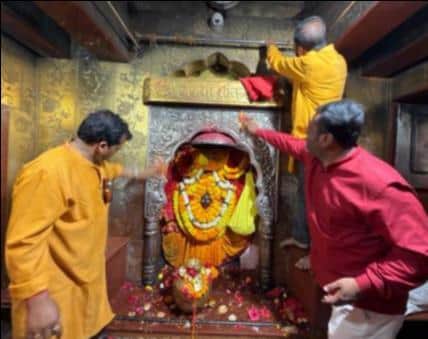 शीतला चौकियां धाम में नवरात्रि की तैयारियों को लेकर साफ सफाई करते पंडा पुजारी लोग। स्रोत-संवाद