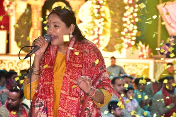 श्याम संकीर्तन में प्रस्तुति देंती गायिका रेशमी शर्मा।