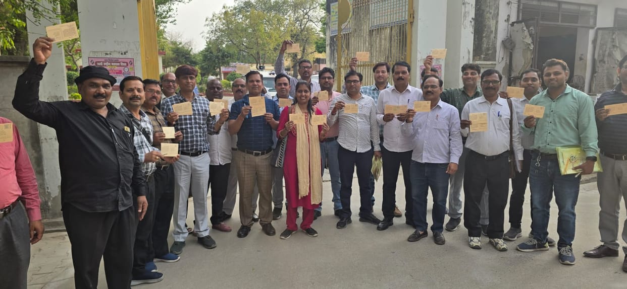 Teachers collectively sent postcards demanding TET mandatory
