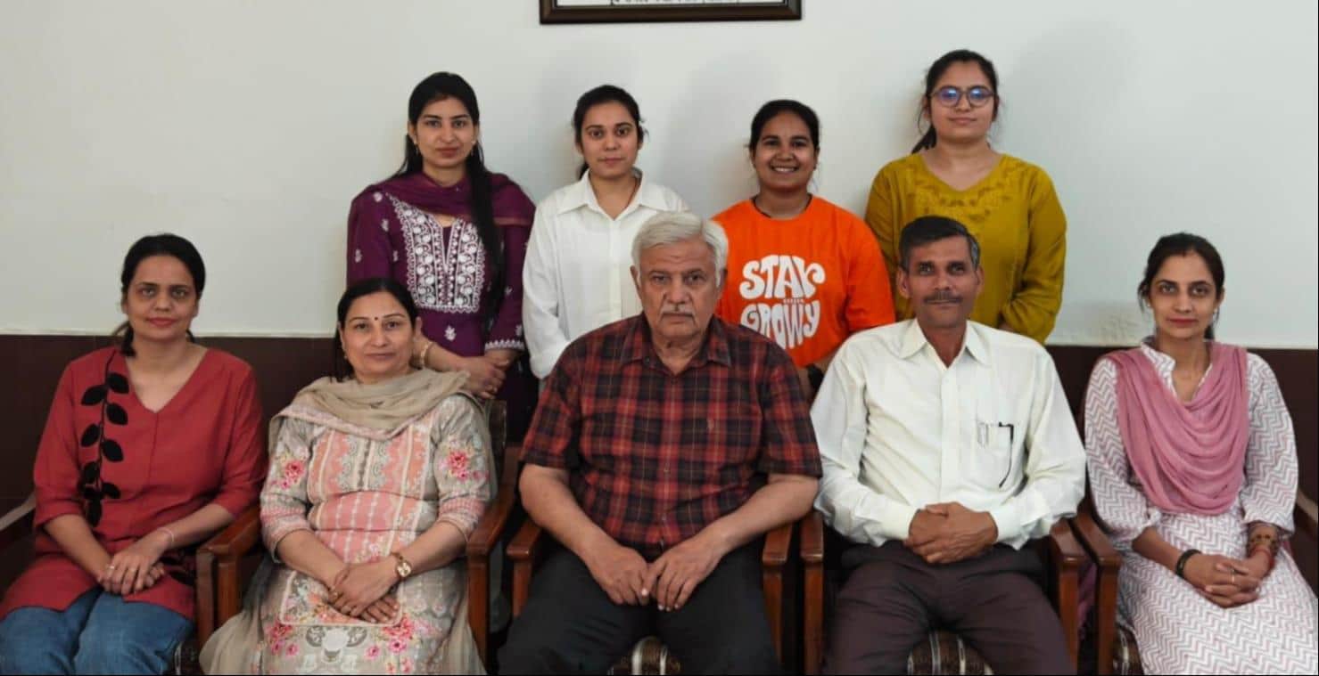 टीकाराम शिक्षा महाविद्यालय की टॉपर छात्राएं प्राचार्य व अन्य प्राध्यापक के साथ। स्रोत : संस्था