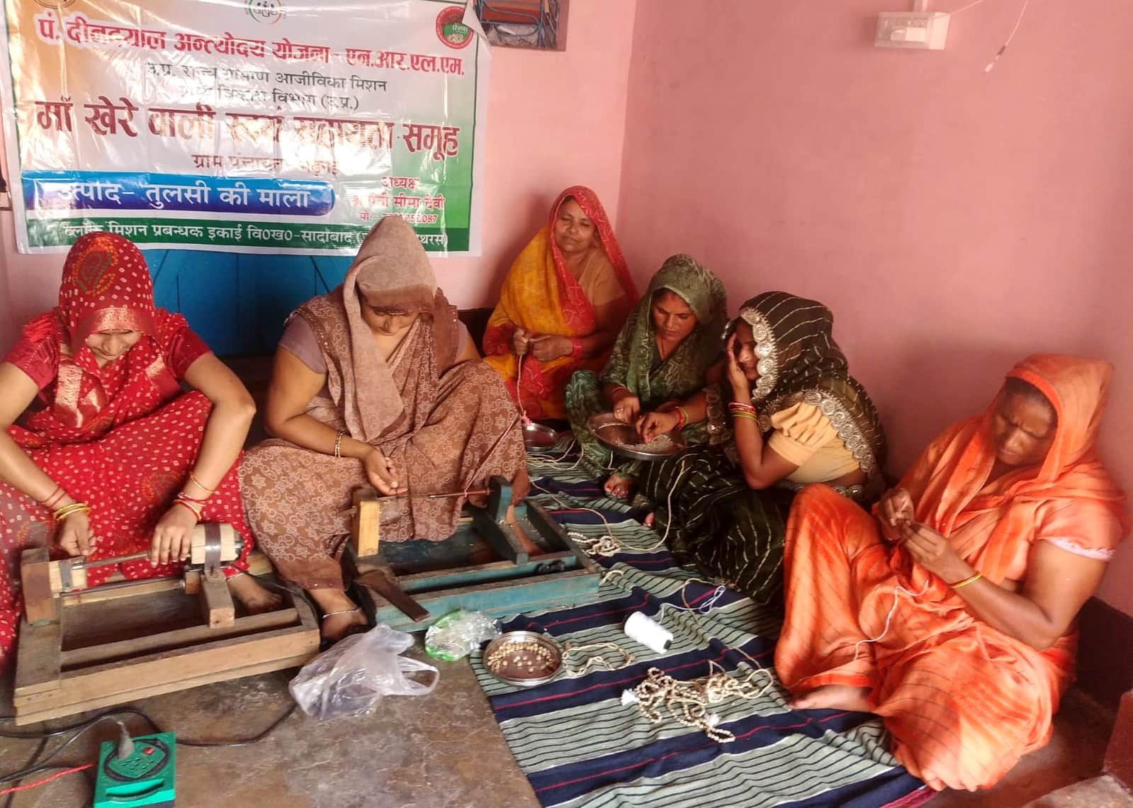 तुलसी की माला बनाती महिलाएं। संवाद