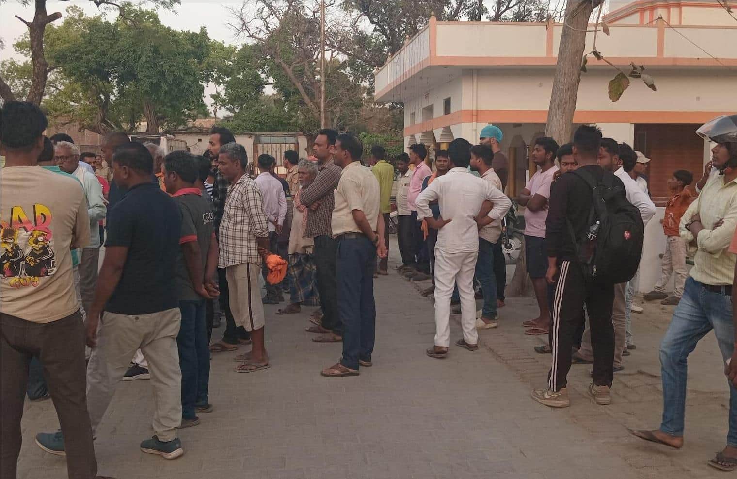 दोहरीघाट में आजमगढ़ रोड पर रामनगर के पास बस से बाइक की टक्कर में युवक की मौत के बाद जुटी भीड़।स