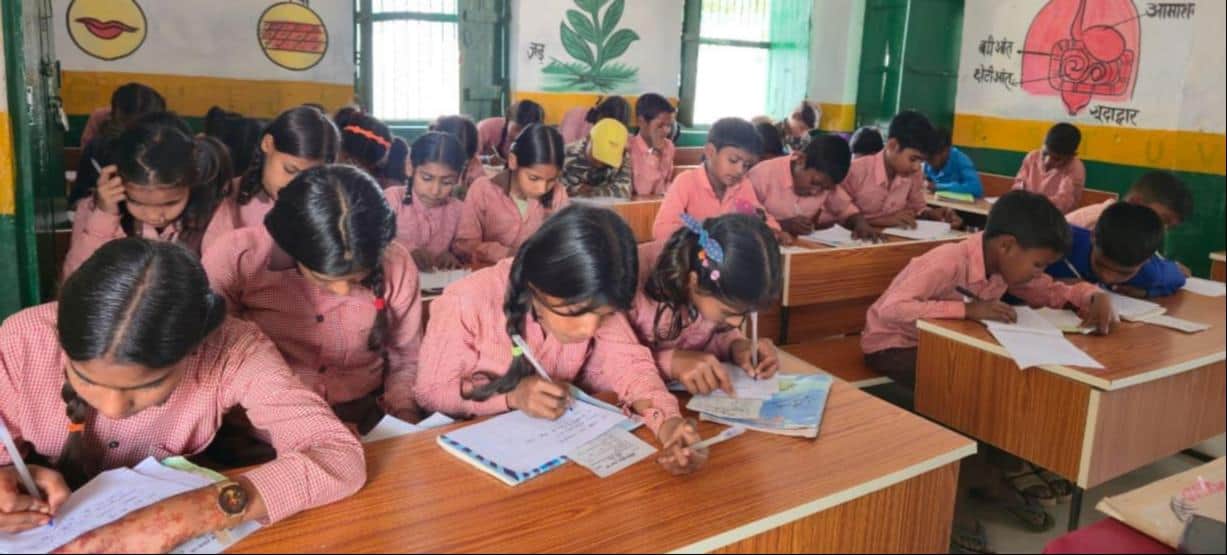 थमिक विद्यालय बगही में परीक्षा देते विद्यार्थी।
