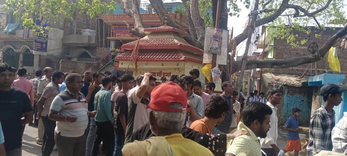 दुर्घटना के बाद सड़क जाम करते आक्रोशित लोग