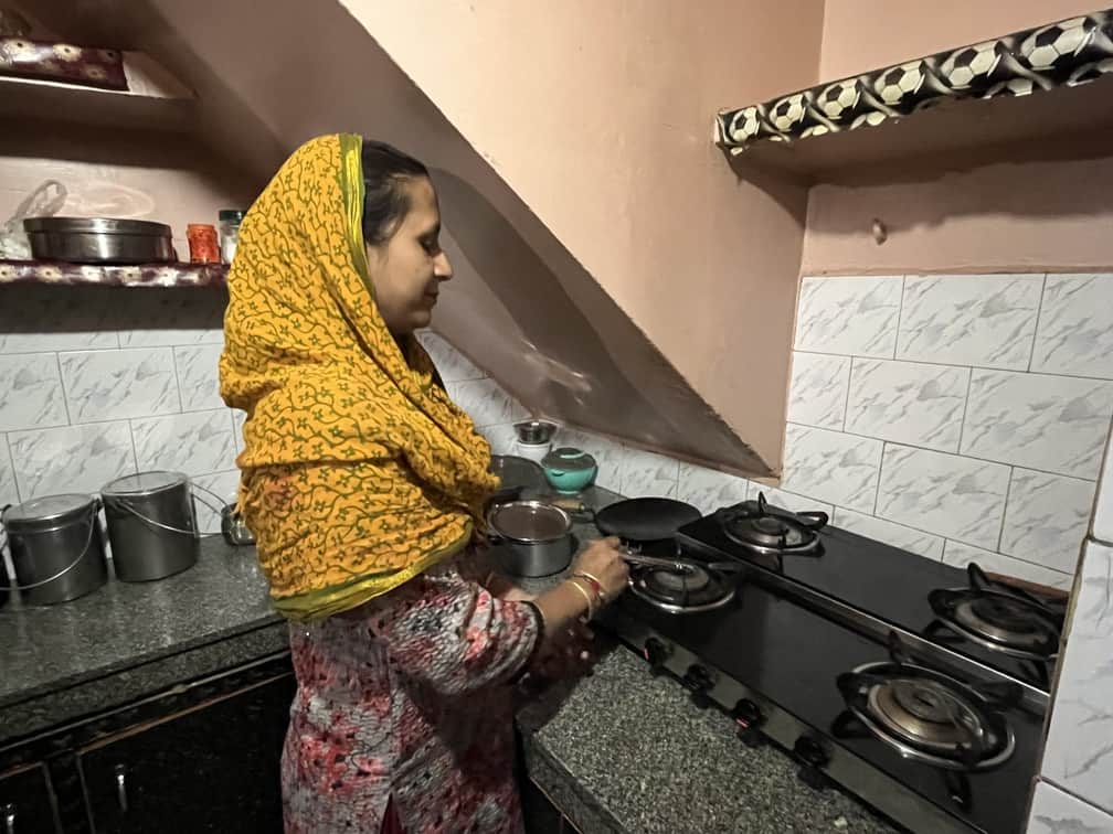 देवीपुरा में पीएनजी की सप्लाई बाधित होने पर चूल्हा जलाने का प्रयास करतीं महिला। संवाद