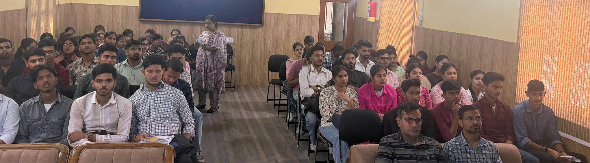 दयाल सिंह कॉलेज में आयासेजित कार्यक्रम में उपस्थित प्राध्यापक और विद्यार्थी। संस्थान