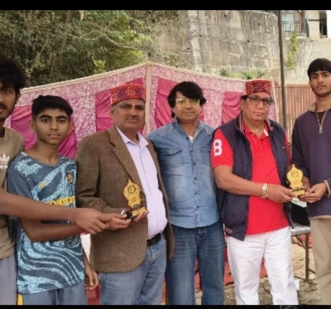धोरन में विजेता खिलाडिय़ों को सम्मानित करते हुए मुख्यातिथि स्त्रोत आयोजक