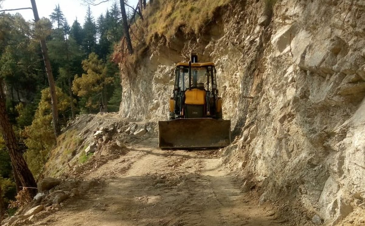 Rocks fell on NH near Lahal, traffic came to a halt