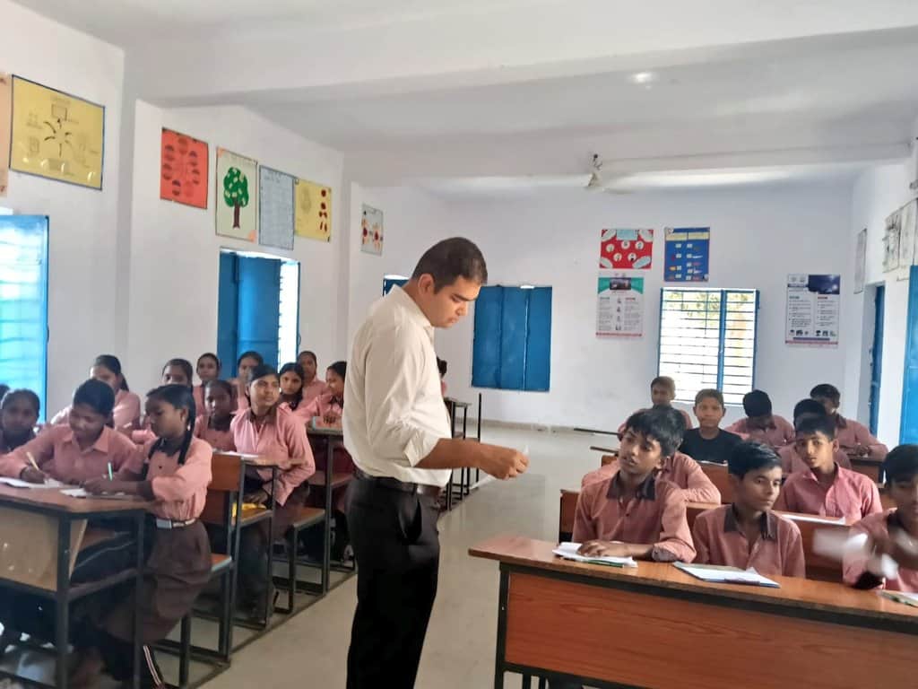 उच्च प्राथमिक विद्यालय अगियौना छात्र से जानकारी लेते डीएम। स्रोत- प्रशासन