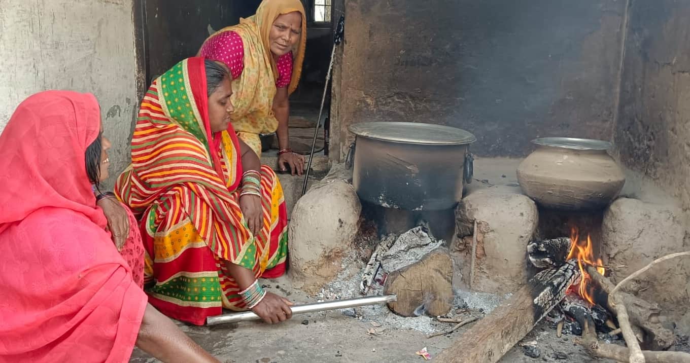 उच्च प्राथमिक विद्यालय त्यौरासी व प्राथमिक विद्यालय पूरे तालुकदार सिंह में लकड़ी के चूल्हे पर ख