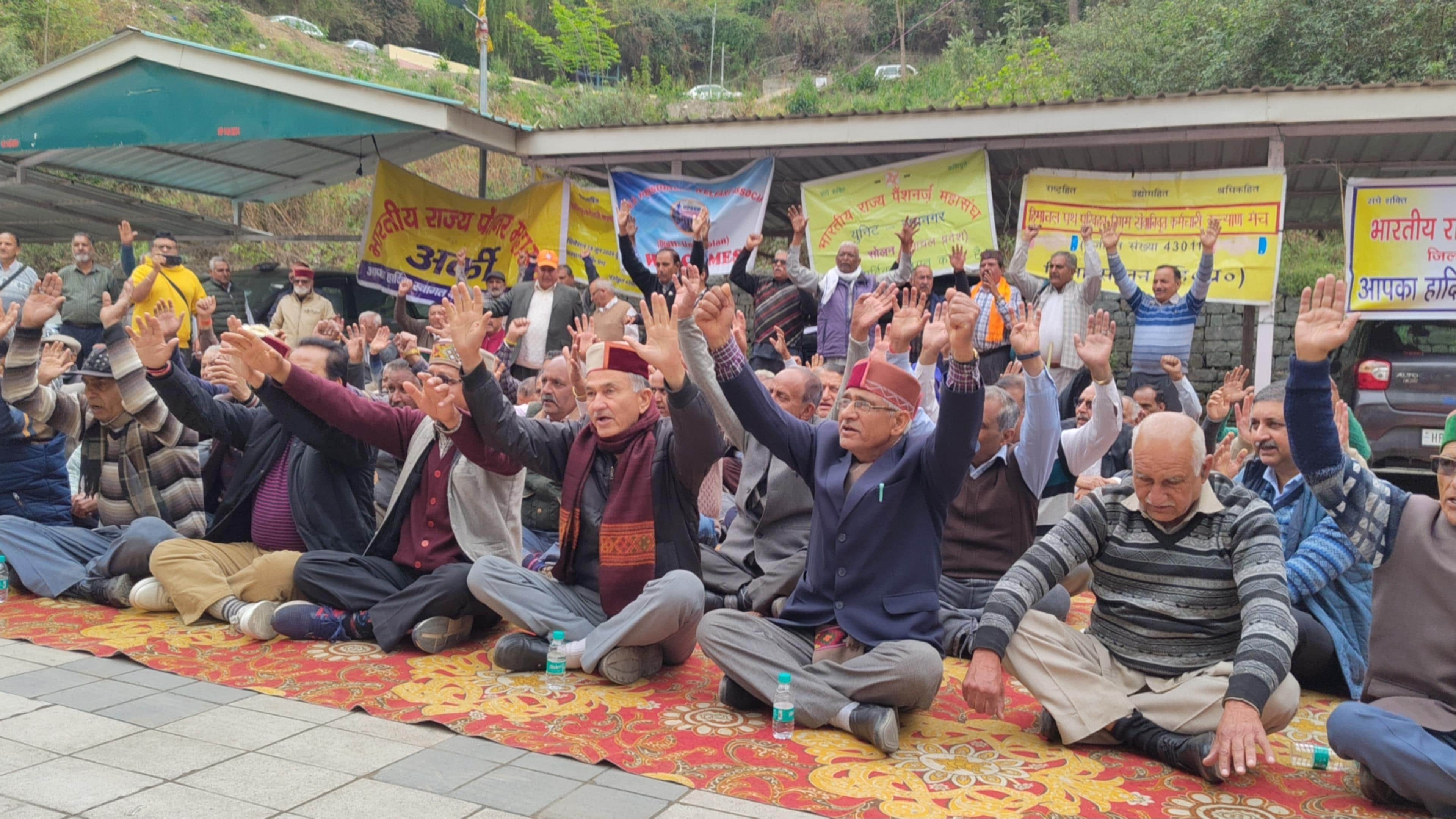 उपायुक्त कार्यालय सोलन के बाहर मांगों को लेकर प्रदर्शन करते पेंशनर। संवाद