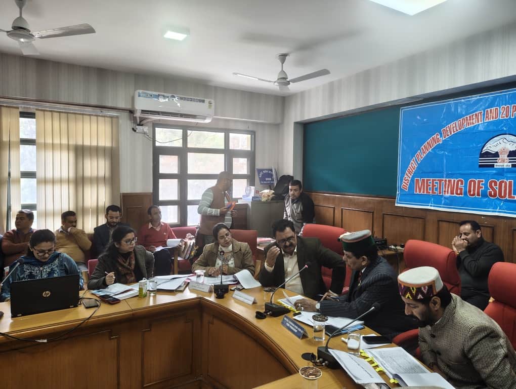 उपायुक्त कार्यालय सोलन में बीस सुत्रीय कार्यक्रम की बैठक की अध्यक्षता करते मंत्री शांडिल। संवाद