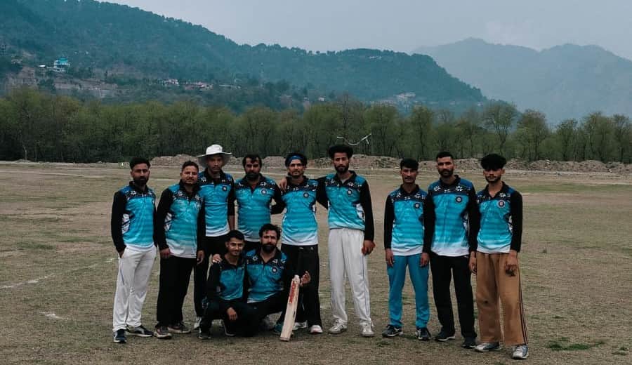 उदयपुर मैदान में क्रिकेट मैच खेलने पहुंचे खिलाड़ी