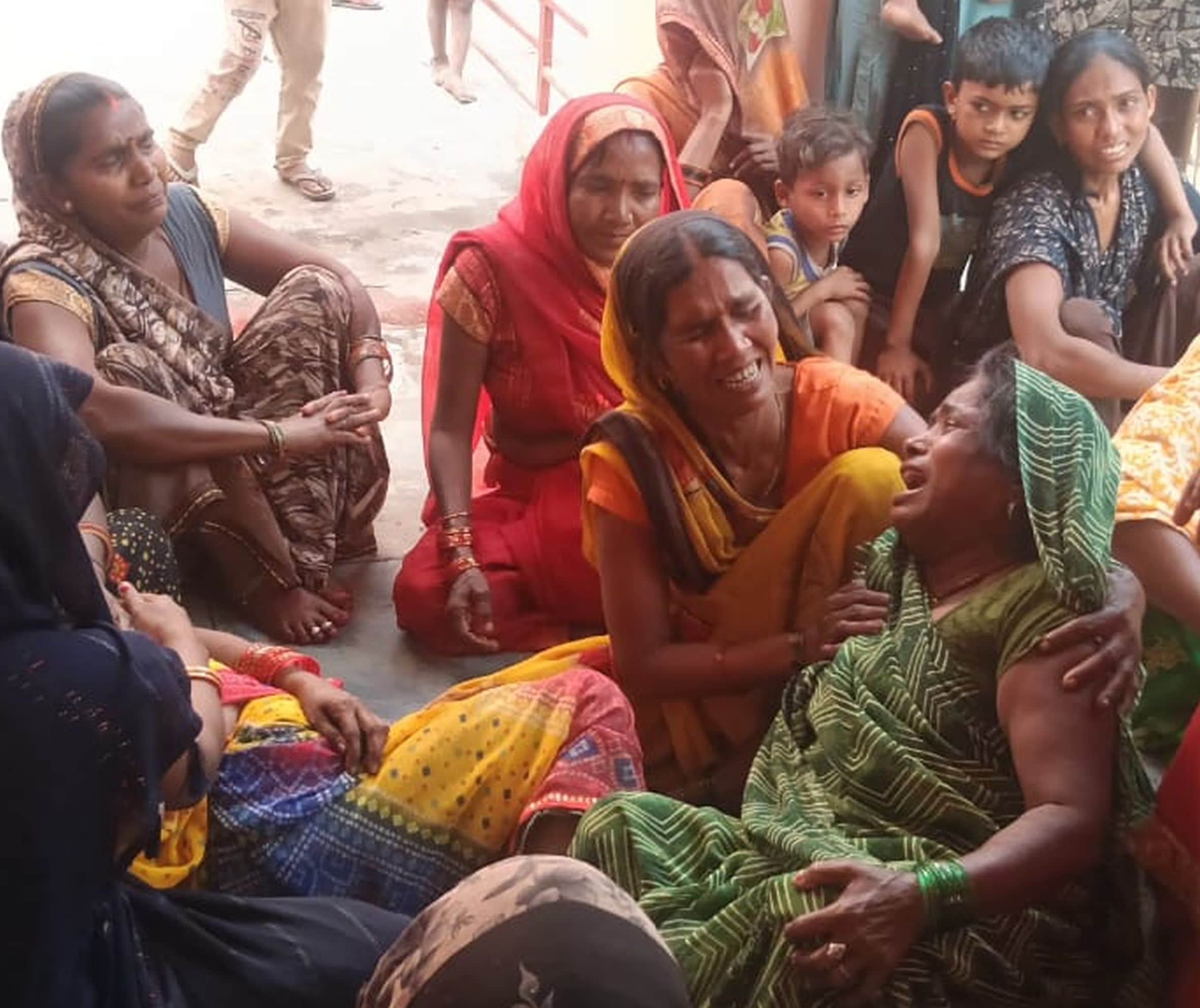 ऊंचाहार कोतवाली क्षेत्र के मदारीपुर गांव में रोते बिलखते परिजन। 