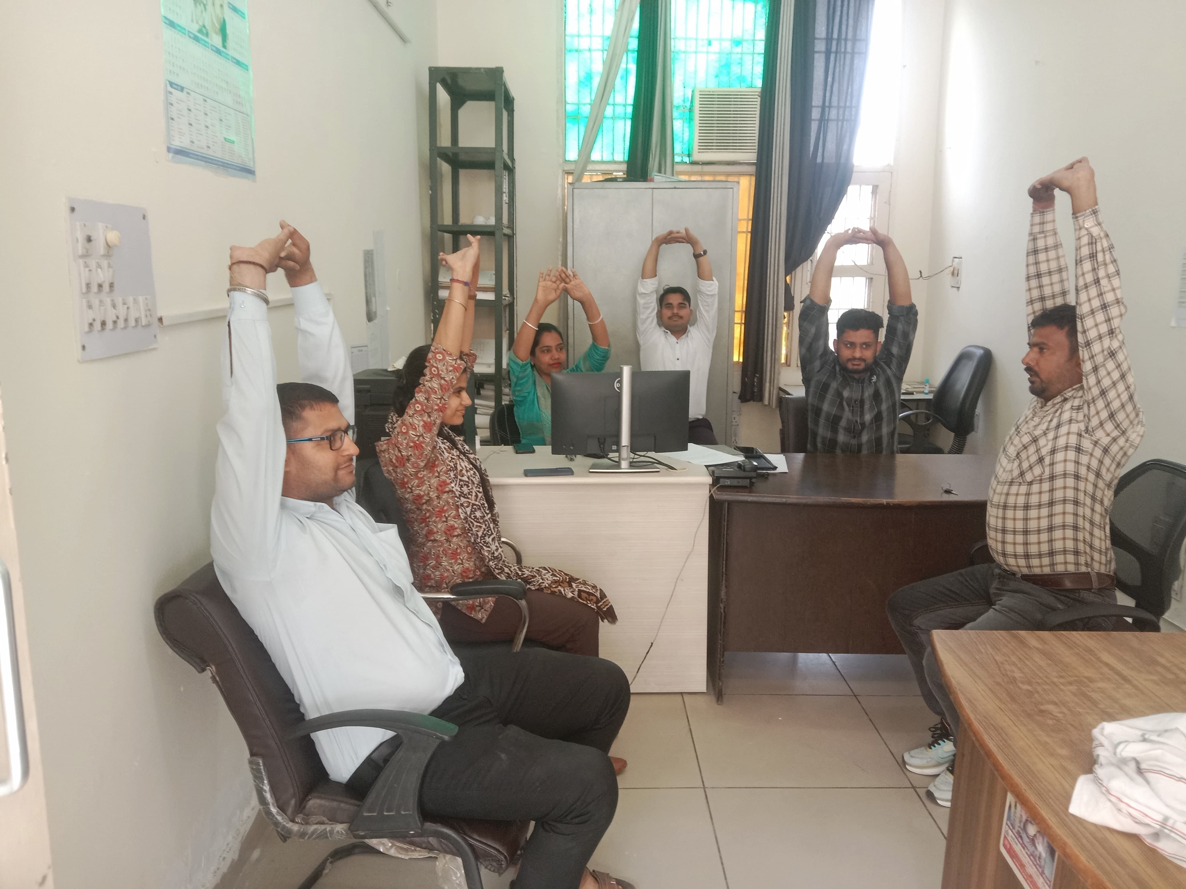 वाई ब्रेक में योग कराते सहायक अमरजीत। स्रोत : प्रवक्ता