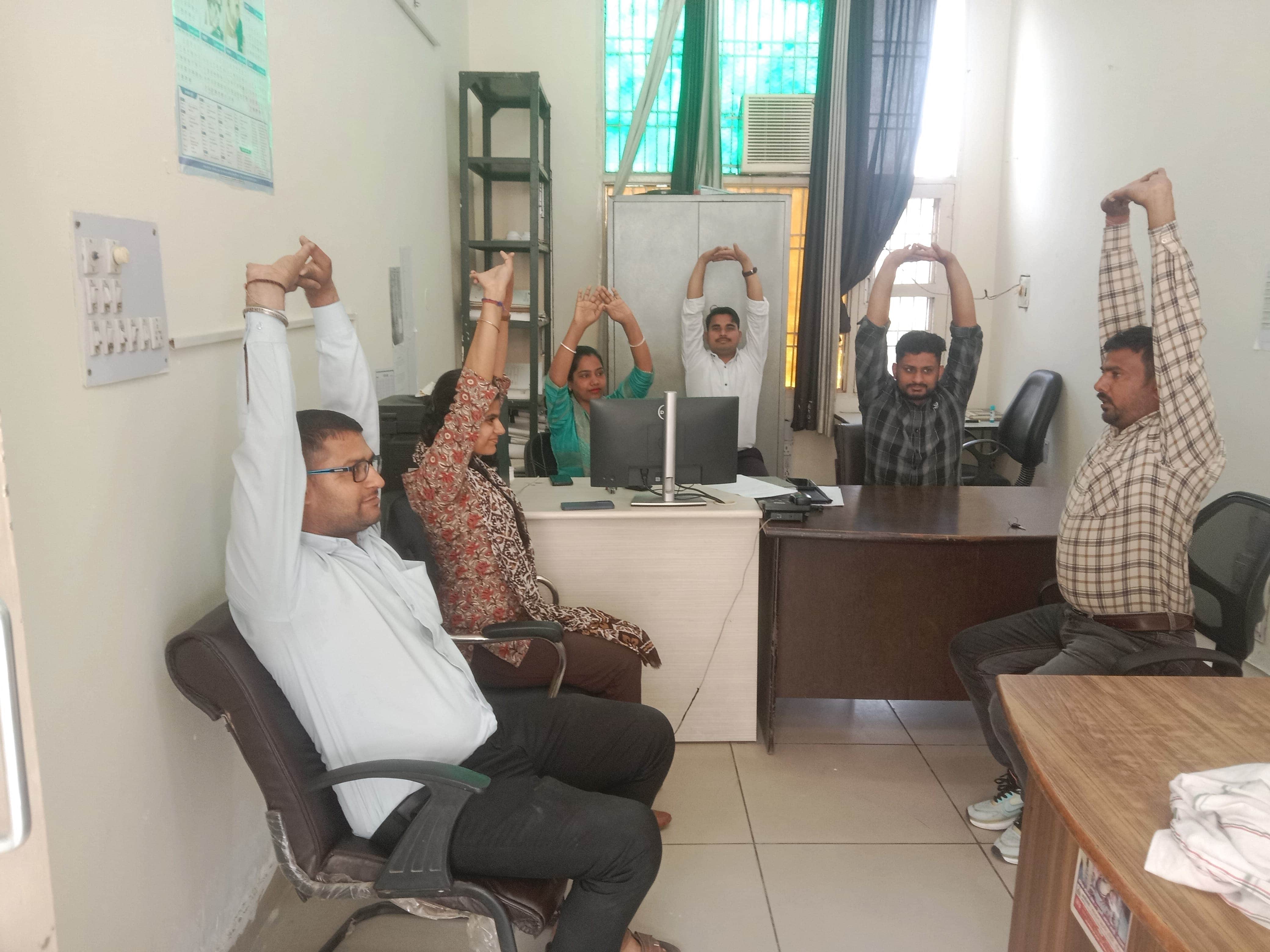 वाई ब्रेक में योग कराते सहायक अमरजीत। स्रोत : प्रवक्ता