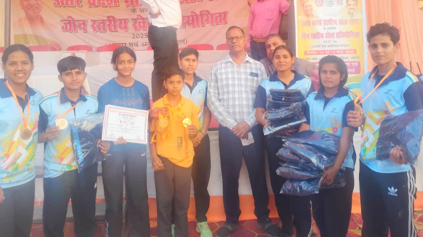 विजेता अलीगढ़ जट्टारी की टीम। 