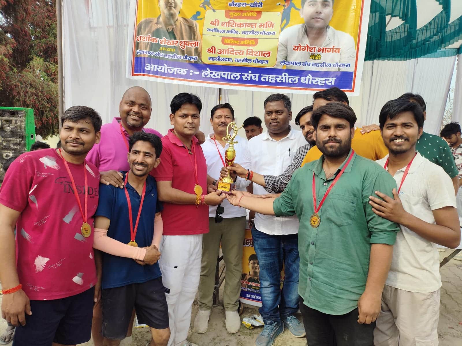 विजेता टीम को ट्राफी देकर सम्मानित करते तहसीलदार आदित्य विशाल- संवाद