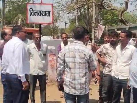 Betul News: Villagers, upset over the CC road and water problem, blocked traffic for hours.