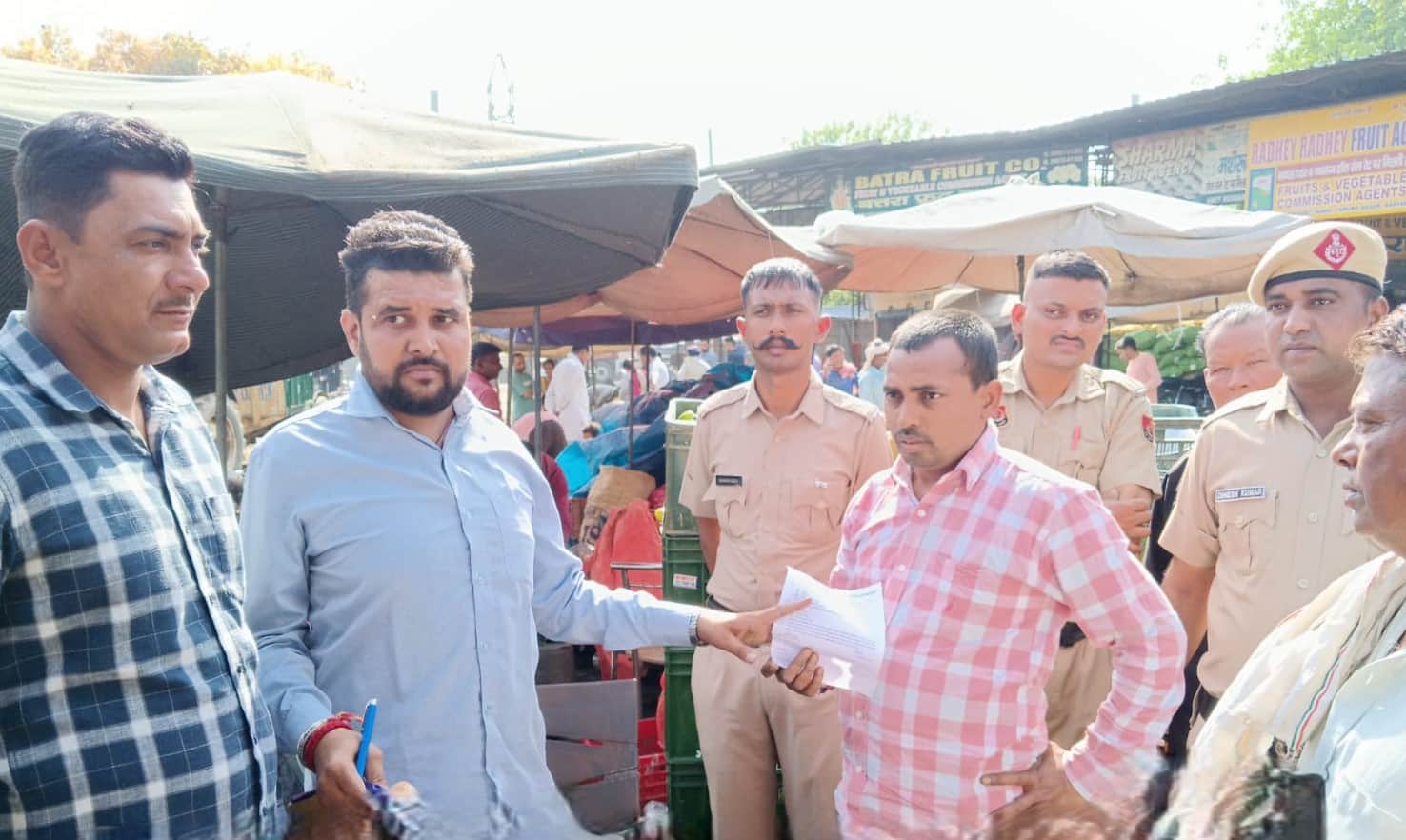 विक्रेता का चालान करती निगम की टीम। प्रवक्ता