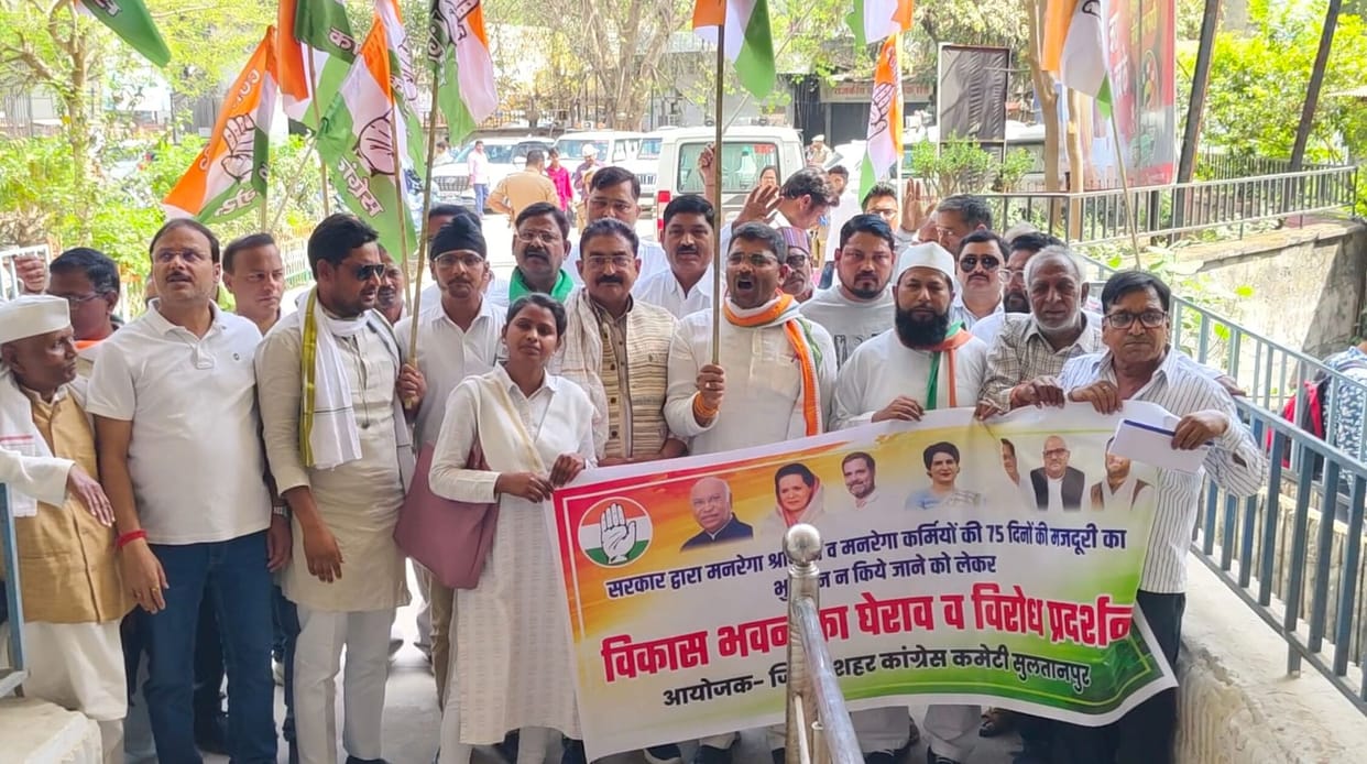 Congress protests over MNREGA payments, surrounds Vikas Bhawan