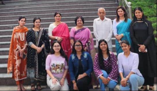 विश्वविद्यालय की टॉप 20 की सूची शामिल छात्राओं के साथ प्राचार्य व अन्य प्राध्यापिकाएं। स्रोत : 