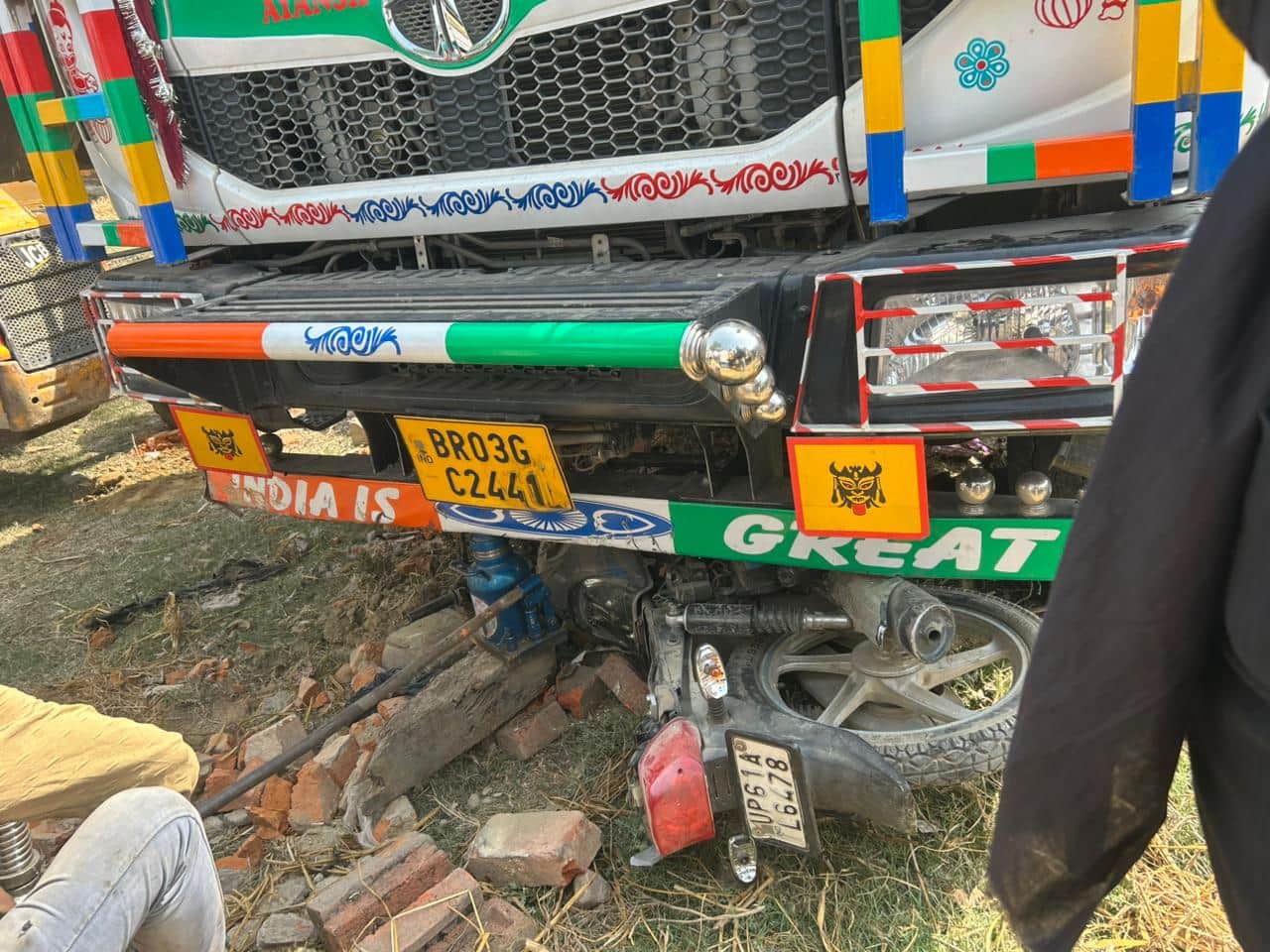 वायरलेस मोड़ के पास दिलदारनगर-भदौरा मार्ग के किनारे ट्रेलर के नीचे फंसी बाइक और मृतक के शव को ज